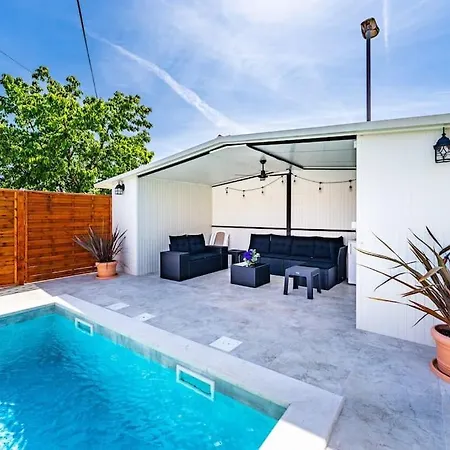 House With Private Pool 150 M From Sea!