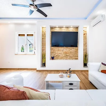 Villa House With Private Pool 150 M From Sea!