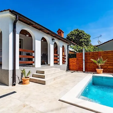 Villa House With Private Pool 150 M From Sea!