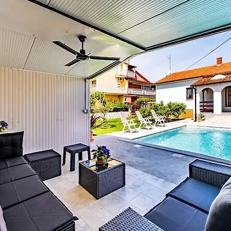 Villa House With Private Pool 150 M From Sea!
