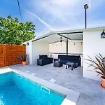 House With Private Pool 150 M From Sea!