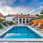 House With Private Pool 150 M From Sea! וילה