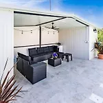 House With Private Pool 150 M From Sea! וילה *