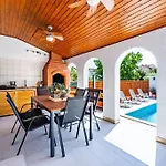 וילה House With Private Pool 150 M From Sea!