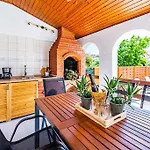 House With Private Pool 150 M From Sea! וילה *