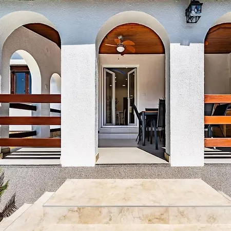 House With Private Pool 150 M From Sea! וילה