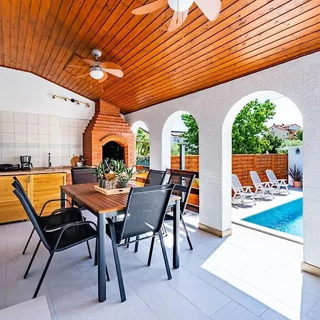 Villa House With Private Pool 150 M From Sea!